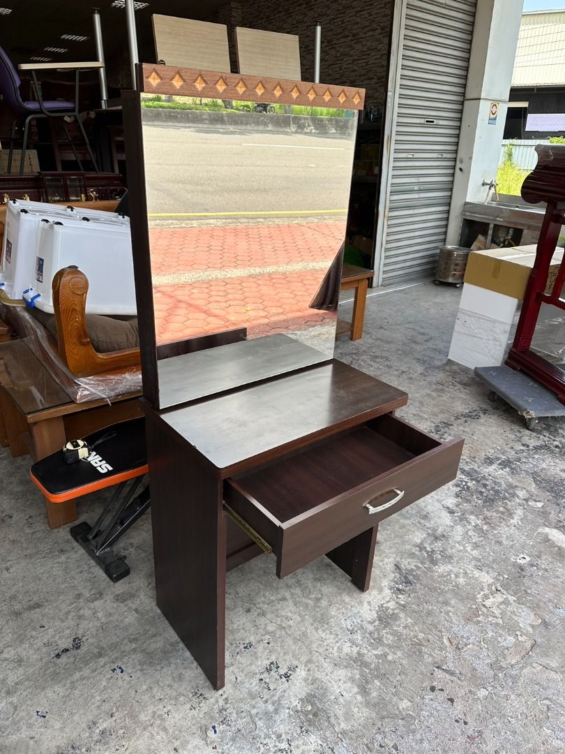 由 shelly_0909 (刊登 ID 1382157729，圖片 3) 提交，位於 台中市 (Taichung) 的 香榭二手家具*胡桃木色2尺 收納雙拉鏡化粧台-鏡台-鏡檯-化妝台-化妝桌-梳妝台-梳妝桌-梳妝檯-梳粧台 (類別：桌子)，說明：商品尺寸: 高:153cm 寬:64cm 深:39cm 購買運送方式: 1.來店自取以現金交易 2.自家貨運運送(運費依縣市區域及樓層報價) 運費均以車趟計算,不計數量唷! 3.外縣市地區以南北回頭車運送,須先匯款付清 可ATM轉帳,請來電洽詢 4.高寬深加總未超過150公分可寄送郵寄包裹 (運費依物件大小&重量報價)須先匯款付清, 玻璃商品不寄送喔! 匯款資訊>>代號822中國信託-豐原分行 戶名:葉芫芫帳號:392540421323 下標前注意事項: 1.本商店販售的二手家具,因流動速度快,下標前請先詢問是否還有現貨喔! 2.商品價格皆為自取價,不含運,下標前請先詢問運費,能接受再購買喔! 3.商品圖片皆為實品拍攝,但會因不同手機,電腦及