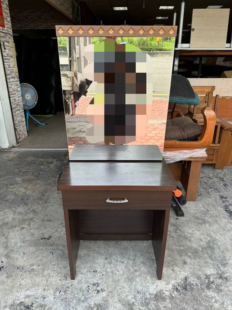 由 shelly_0909 (刊登 ID 1382157729，圖片 1) 提交，位於 台中市 (Taichung) 的 香榭二手家具*胡桃木色2尺 收納雙拉鏡化粧台-鏡台-鏡檯-化妝台-化妝桌-梳妝台-梳妝桌-梳妝檯-梳粧台 (類別：桌子)，說明：商品尺寸: 高:153cm 寬:64cm 深:39cm 購買運送方式: 1.來店自取以現金交易 2.自家貨運運送(運費依縣市區域及樓層報價) 運費均以車趟計算,不計數量唷! 3.外縣市地區以南北回頭車運送,須先匯款付清 可ATM轉帳,請來電洽詢 4.高寬深加總未超過150公分可寄送郵寄包裹 (運費依物件大小&重量報價)須先匯款付清, 玻璃商品不寄送喔! 匯款資訊>>代號822中國信託-豐原分行 戶名:葉芫芫帳號:392540421323 下標前注意事項: 1.本商店販售的二手家具,因流動速度快,下標前請先詢問是否還有現貨喔! 2.商品價格皆為自取價,不含運,下標前請先詢問運費,能接受再購買喔! 3.商品圖片皆為實品拍攝,但會因不同手機,電腦及