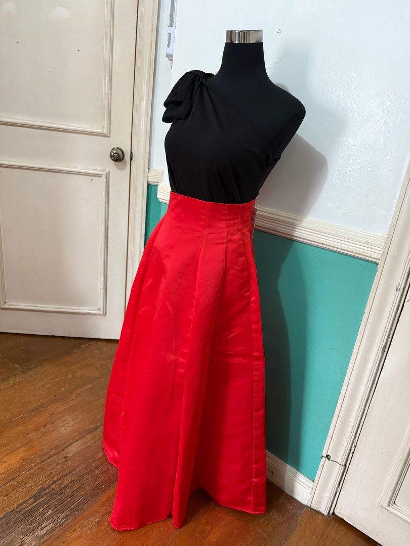2 piece Red Ball Gown for RENT (Category: Evening dresses & gowns) located in Quezon City. Submitted by MJ_declutters (Listing ID 1382153609, Image 3). Description: For RENT 2 pc ball gown Rent : Php 500 Deposit: Php 1,000 .