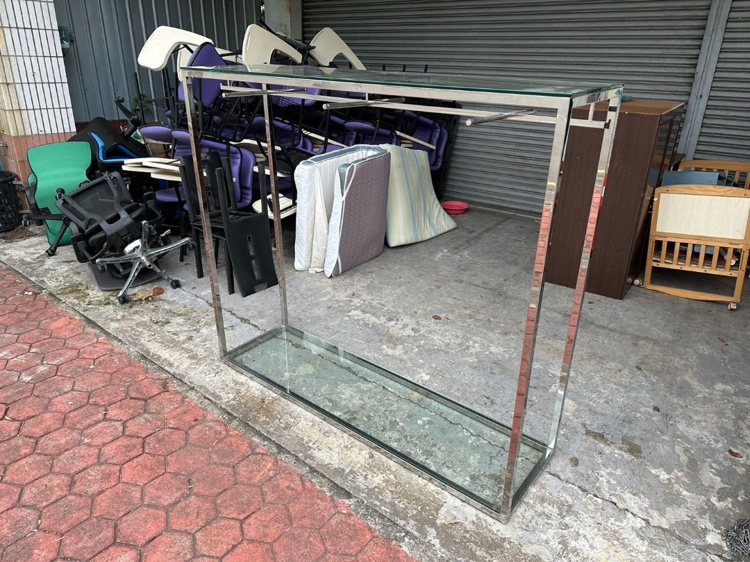 由 shelly_0909 (刊登 ID 1382162295，圖片 2) 提交，位於 台中市 (Taichung) 的 香榭二手家具*不鏽鋼中島6尺 服飾店展示衣架-展示檯-展示櫃-展示台-中島櫃-中島衣架-吊衣架-雙面吊衣架-玻璃中島櫃- (類別：其他居家傢俱)，說明：商品尺寸: 高:160cm 寬:180cm 深:50cm 購買運送方式: 1.來店自取以現金交易 2.自家貨運運送(運費依縣市區域及樓層報價) 運費均以車趟計算,不計數量唷! 3.外縣市地區以南北回頭車運送,須先匯款付清 可ATM轉帳,請來電洽詢 4.高寬深加總未超過150公分可寄送郵寄包裹 (運費依物件大小&重量報價)須先匯款付清, 玻璃商品不寄送喔! 匯款資訊>>代號822中國信託-豐原分行 戶名:葉芫芫帳號:392540421323 下標前注意事項: 1.本商店販售的二手家具,因流動速度快,下標前請先詢問是否還有現貨喔! 2.商品價格皆為自取價,不含運,下標前請先詢問運費,能接受再購買喔! 3.商品圖片皆為實品拍
