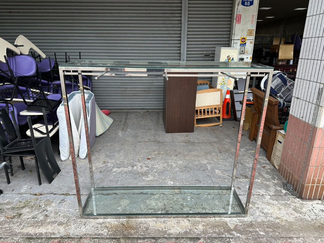 由 shelly_0909 (刊登 ID 1382162295，圖片 1) 提交，位於 台中市 (Taichung) 的 香榭二手家具*不鏽鋼中島6尺 服飾店展示衣架-展示檯-展示櫃-展示台-中島櫃-中島衣架-吊衣架-雙面吊衣架-玻璃中島櫃- (類別：其他居家傢俱)，說明：商品尺寸: 高:160cm 寬:180cm 深:50cm 購買運送方式: 1.來店自取以現金交易 2.自家貨運運送(運費依縣市區域及樓層報價) 運費均以車趟計算,不計數量唷! 3.外縣市地區以南北回頭車運送,須先匯款付清 可ATM轉帳,請來電洽詢 4.高寬深加總未超過150公分可寄送郵寄包裹 (運費依物件大小&重量報價)須先匯款付清, 玻璃商品不寄送喔! 匯款資訊>>代號822中國信託-豐原分行 戶名:葉芫芫帳號:392540421323 下標前注意事項: 1.本商店販售的二手家具,因流動速度快,下標前請先詢問是否還有現貨喔! 2.商品價格皆為自取價,不含運,下標前請先詢問運費,能接受再購買喔! 3.商品圖片皆為實品拍