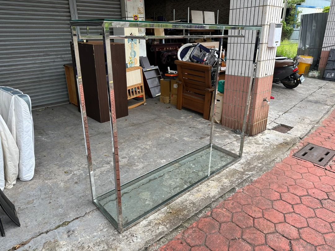 由 shelly_0909 (刊登 ID 1382162295，圖片 3) 提交，位於 台中市 (Taichung) 的 香榭二手家具*不鏽鋼中島6尺 服飾店展示衣架-展示檯-展示櫃-展示台-中島櫃-中島衣架-吊衣架-雙面吊衣架-玻璃中島櫃- (類別：其他居家傢俱)，說明：商品尺寸: 高:160cm 寬:180cm 深:50cm 購買運送方式: 1.來店自取以現金交易 2.自家貨運運送(運費依縣市區域及樓層報價) 運費均以車趟計算,不計數量唷! 3.外縣市地區以南北回頭車運送,須先匯款付清 可ATM轉帳,請來電洽詢 4.高寬深加總未超過150公分可寄送郵寄包裹 (運費依物件大小&重量報價)須先匯款付清, 玻璃商品不寄送喔! 匯款資訊>>代號822中國信託-豐原分行 戶名:葉芫芫帳號:392540421323 下標前注意事項: 1.本商店販售的二手家具,因流動速度快,下標前請先詢問是否還有現貨喔! 2.商品價格皆為自取價,不含運,下標前請先詢問運費,能接受再購買喔! 3.商品圖片皆為實品拍