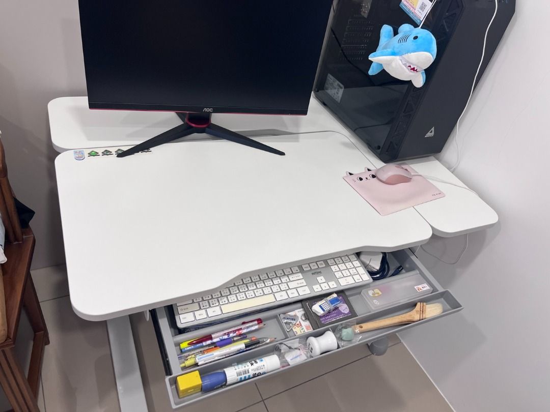 由 mirandavsk65100 (刊登 ID 1380447578，圖片 2) 提交，位於 台北市 (Taipei) 的 9成新的樂澄成長型書桌 (類別：桌子)，說明：商品使用保護得宜，可以現場看書桌。自取地點 :桃園龜山區長慶三街。購買贈成長椅(整套)。 不含運費。。