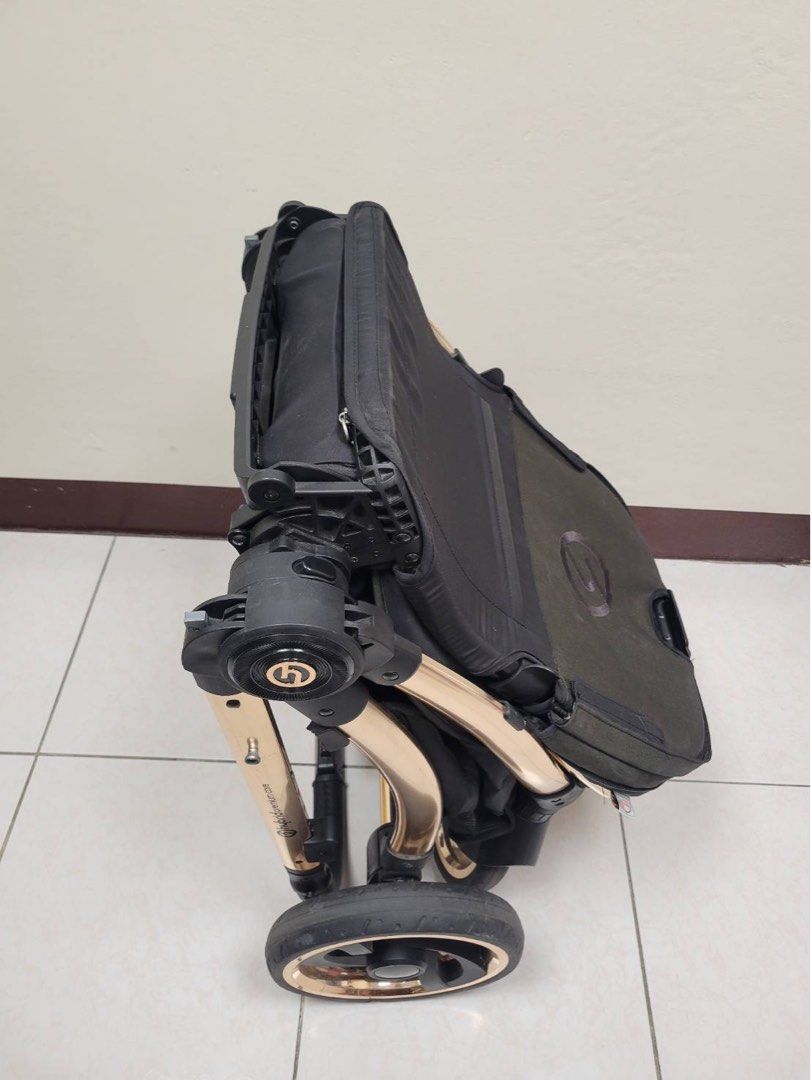 由 erin_9899 (刊登 ID 1382115258，圖片 2) 提交，位於 新竹市 (Hsinchu City) 的 二手｜9成新 Hybrid Premium 雙向高景觀嬰兒推車（限量宇宙黑金） (類別：嬰兒車)，說明：✅二手｜9成新 Hybrid Premium 雙向高景觀嬰兒推車（限量宇宙黑金） 📌 111年購入，僅使用 0～1 歲，寶寶已長大。 📸 有使用痕跡的地方都有拍特寫，其餘部分如新，狀況非常好！ 🛏 新生兒適用，可平躺 🔁 雙向記憶鈕，單手秒切換方向 📏 65cm高景觀，爸媽省腰、寶寶視野好 ☀️ UV50+全罩遮陽、防潑水、三段椅背調整 🛍 大容量置物空間，四輪避震穩定好推 🧳 附原廠配件，手工皮革把手，質感滿分 💰售價：$12,000（誠意面交優先） 📍新竹市自取 📷 附實拍照：有使用痕跡部位已清楚拍攝！。