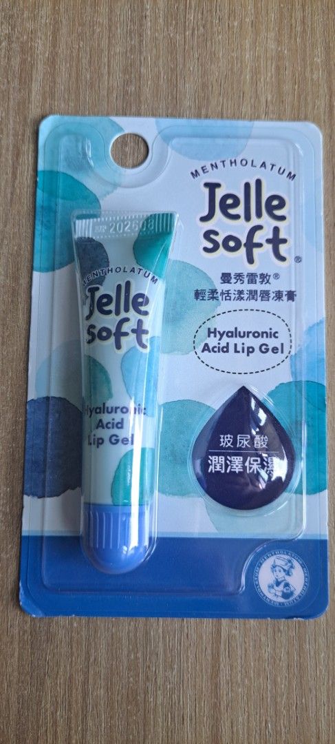 由 candy_hui (刊登 ID 1382100910，圖片 1) 提交，位於 高雄市 (Kaohsiung) 的 曼秀雷敦輕柔恬漾潤唇凍膏 (類別：唇部彩妝、保養)，說明：全新未拆，淡淡檸檬柑橘味，含玻尿酸+維他命B5+膠原蛋白，保濕修護，唇部常保潤澤柔軟，質地是水膠狀，因買錯口味，出清出售 效期至2026／8～圖3 商品售出不退換貨。