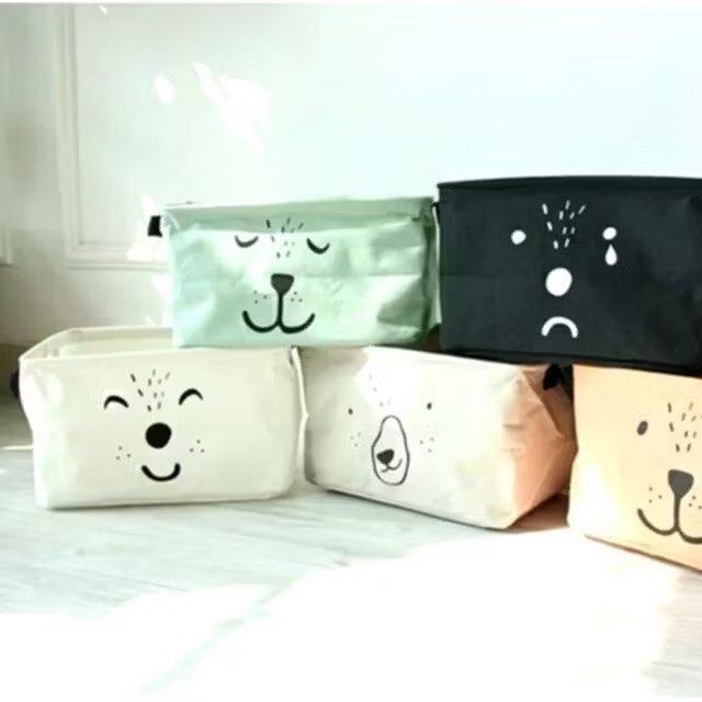 由 w.w.__shop (刊登 ID 1382225362，圖片 2) 提交，位於 雲林縣 (Yunlin) 的 韓式卡通表情收納盒,可折疊帶把手桌面整理方盒,棉麻鑰匙零錢存放盒,防水雜物整理桶,小物化妝品收納袋 (類別：收納箱及袋)，說明：【商品特色】 •韓式可愛設計，增添桌面趣味，搶眼卡通表情圖案，讓平凡的收納盒也成為居家或辦公室的吸睛小物。 •可折疊設計，靈活省空間，不用時可輕鬆折疊收納，節省空間，讓生活更加井井有條。 •實用防水材質，易清潔，表面採用防水棉麻布料，輕鬆擦拭即可清潔，保持長久美觀。 •多功能分類，收納隨心所欲，可用於存放鑰匙、零錢、小物、化妝品等，滿足日常收納需求。 •輕巧帶把手，攜帶超便利，貼心手提設計，不論室內或外出使用，搬運更加輕鬆簡單。 •自然綠色系，清新百搭，沉穩綠色調，與多種室內裝潢風格完美搭配，提升居家質感。 【商品規格】 顏色：綠色 材質：帆布 尺寸：約 30 * 24 * 17 cm 數量：1 個 【購物須知】 •台灣現貨，台灣出貨。 •商品尺寸