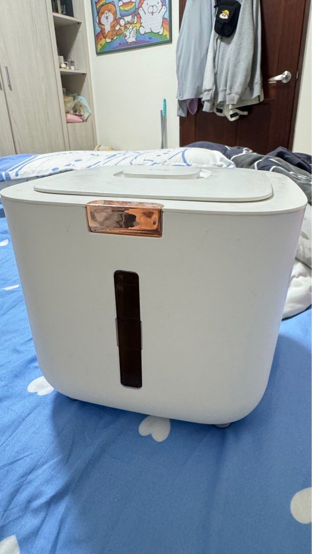 由 yni_0886 (刊登 ID 1382240660，圖片 1) 提交，位於 桃園市 (Taoyuan) 的 飼料儲存罐 (類別：食物整理及儲存)，說明：五公斤的儲存罐！！ 使用次數不多 便宜出售 可裝米 貓狗飼料等等 🉑賣x便。