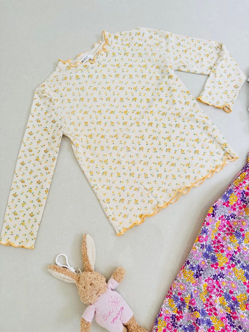 由 masarah (刊登 ID 1382131169，圖片 3) 提交，位於 台南市 (Tainan) 的 二手 女童裝 兩件組 韓系 甜美粉紅色 可愛碎花 浪漫蕾絲肩帶 短袖洋裝 春夏連身裙 鵝黃色 內搭彈性 棉質柔軟長袖T恤 (類別：嬰兒及兒童流行時尚)，說明：二手品 有求者請勿下單 兩件一起賣 尺寸：110cm 材質：柔軟棉質 化學纖維 可賣。貨。便。