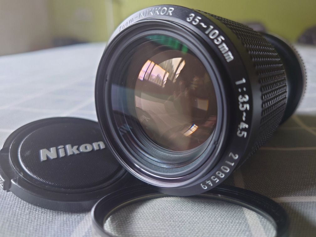由 mieq121 (刊登 ID 1382129959，圖片 2) 提交，位於 台北市 (Taipei) 的 【極新】尼康 Nikon Ai-s Nikkor 35-105mm F3.5-4.5 手動變焦鏡，有微距功能 (類別：鏡頭及裝備)，說明：全金屬鏡身，Nikon後階段AI-S經典老鏡，適配所有底片或數位單眼，也可轉接其他無反機身。 附帶微距功能，最近對焦距僅27cm，方便拍美食和生活小物。 [物品狀態] 一切功能正常，外觀極新，幾乎無使用痕跡。前後玉無痕。 附52mm保護鏡，原廠前+後蓋。。