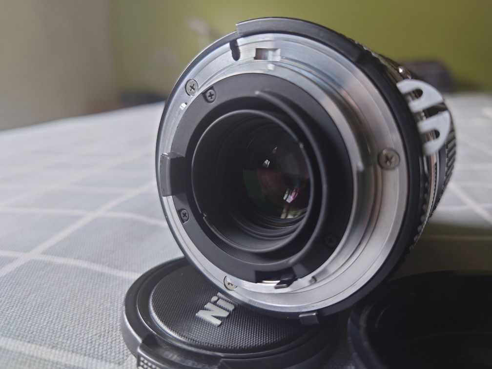 由 mieq121 (刊登 ID 1382129959，圖片 3) 提交，位於 台北市 (Taipei) 的 【極新】尼康 Nikon Ai-s Nikkor 35-105mm F3.5-4.5 手動變焦鏡，有微距功能 (類別：鏡頭及裝備)，說明：全金屬鏡身，Nikon後階段AI-S經典老鏡，適配所有底片或數位單眼，也可轉接其他無反機身。 附帶微距功能，最近對焦距僅27cm，方便拍美食和生活小物。 [物品狀態] 一切功能正常，外觀極新，幾乎無使用痕跡。前後玉無痕。 附52mm保護鏡，原廠前+後蓋。。