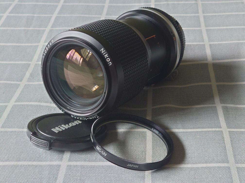 由 mieq121 (刊登 ID 1382129959，圖片 1) 提交，位於 台北市 (Taipei) 的 【極新】尼康 Nikon Ai-s Nikkor 35-105mm F3.5-4.5 手動變焦鏡，有微距功能 (類別：鏡頭及裝備)，說明：全金屬鏡身，Nikon後階段AI-S經典老鏡，適配所有底片或數位單眼，也可轉接其他無反機身。 附帶微距功能，最近對焦距僅27cm，方便拍美食和生活小物。 [物品狀態] 一切功能正常，外觀極新，幾乎無使用痕跡。前後玉無痕。 附52mm保護鏡，原廠前+後蓋。。