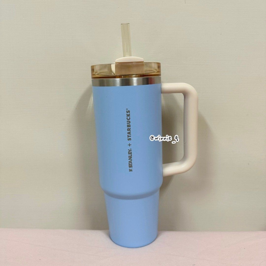 由 winnie_q (刊登 ID 1382242611，圖片 1) 提交，位於 新北市 (New Taipei) 的 全新 Starbucks 星巴克 Stanley 史丹利 30oz 887ml TOGO 吸管杯 保冰杯 水藍 藍色 (類別：水杯、水壺)，說明：全新品。