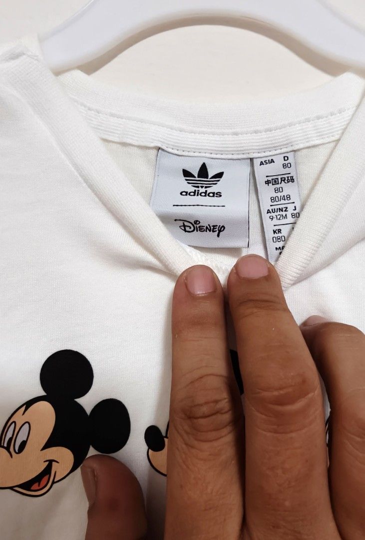 由 goodyoyo45 (刊登 ID 1382174650，圖片 3) 提交，位於 高雄市 (Kaohsiung) 的 adidas Disney 聯名款 幼兒米老鼠家族白色短袖上衣 (類別：嬰兒及兒童流行時尚)，說明：尺寸皆為平量（約）（公分cm） 全長：38cm 肩寬：25cm 袖長：9cm 目測無破損，無髒污 中性款。