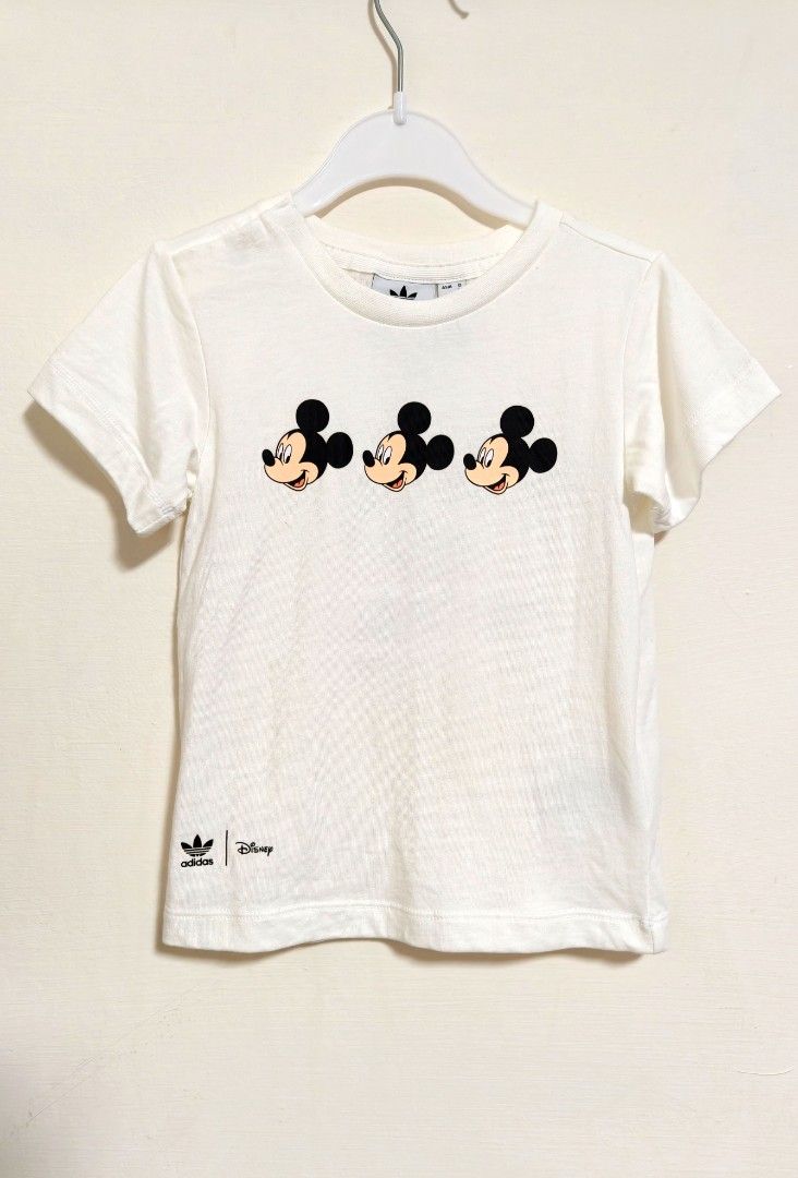由 goodyoyo45 (刊登 ID 1382174650，圖片 1) 提交，位於 高雄市 (Kaohsiung) 的 adidas Disney 聯名款 幼兒米老鼠家族白色短袖上衣 (類別：嬰兒及兒童流行時尚)，說明：尺寸皆為平量（約）（公分cm） 全長：38cm 肩寬：25cm 袖長：9cm 目測無破損，無髒污 中性款。
