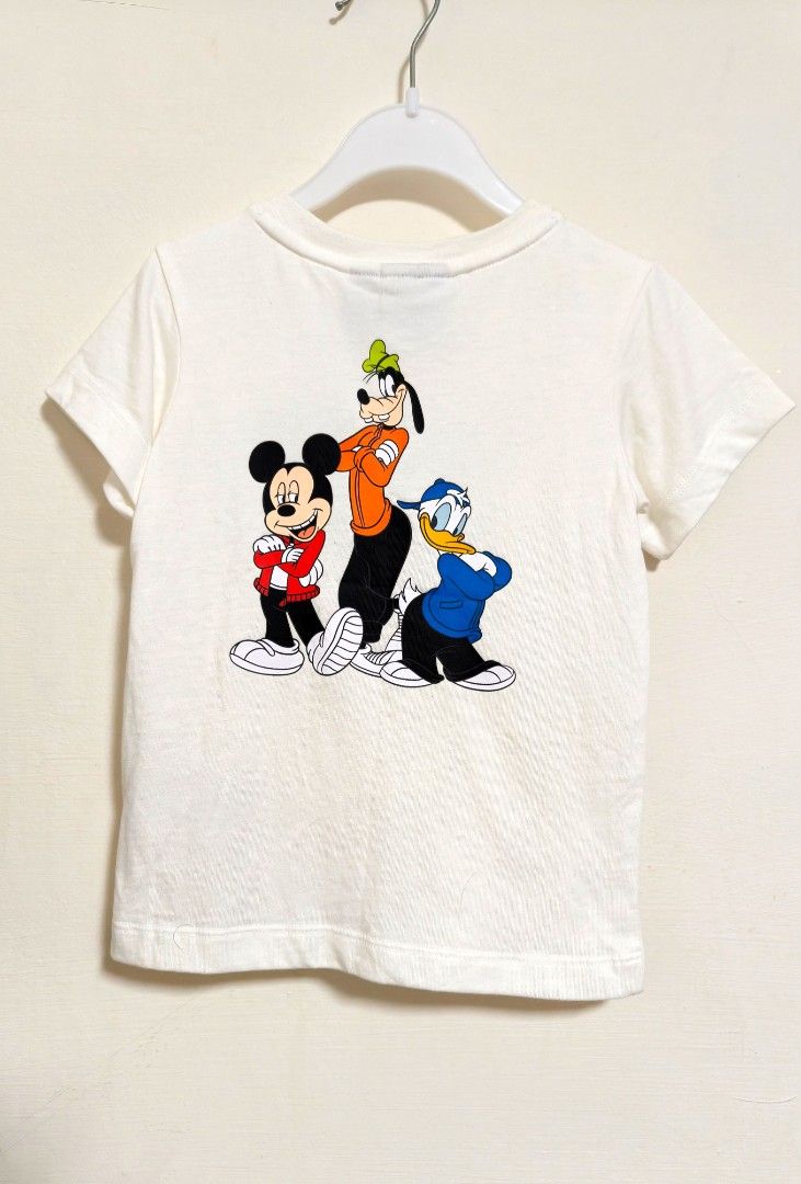由 goodyoyo45 (刊登 ID 1382174650，圖片 2) 提交，位於 高雄市 (Kaohsiung) 的 adidas Disney 聯名款 幼兒米老鼠家族白色短袖上衣 (類別：嬰兒及兒童流行時尚)，說明：尺寸皆為平量（約）（公分cm） 全長：38cm 肩寬：25cm 袖長：9cm 目測無破損，無髒污 中性款。