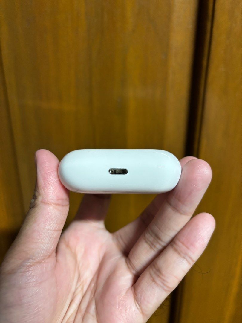 Airpods Pro Wireless Charging Case (Category: Chargers & Cables) located in Santa Rosa. Submitted by timorsho (Listing ID 1382221790, Image 3). Description: Airpods Pro Wireless Charging Case Used - completely functional charging case With box, disfunctional airpods, and unused extra eartips Can do shipping via lalamove/grab/lbc.