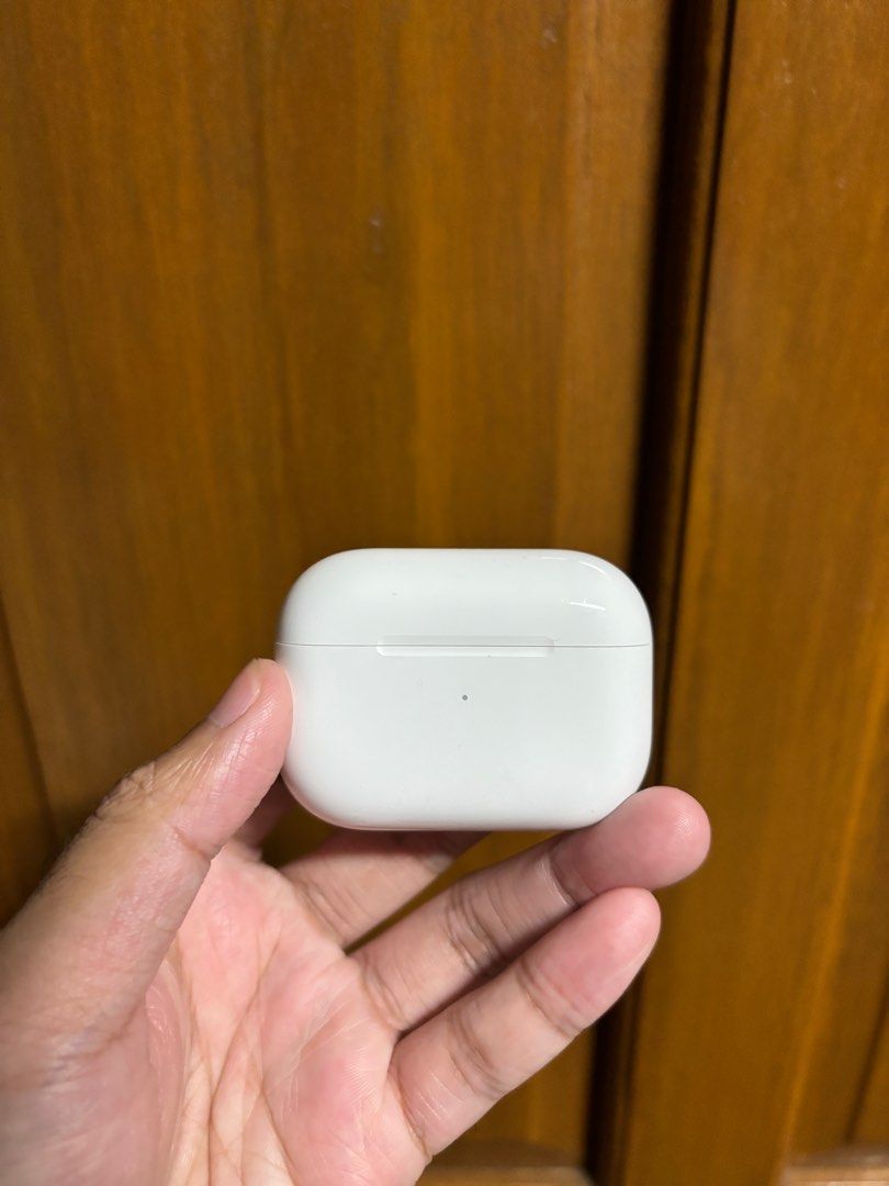 Airpods Pro Wireless Charging Case (Category: Chargers & Cables) located in Santa Rosa. Submitted by timorsho (Listing ID 1382221790, Image 1). Description: Airpods Pro Wireless Charging Case Used - completely functional charging case With box, disfunctional airpods, and unused extra eartips Can do shipping via lalamove/grab/lbc.