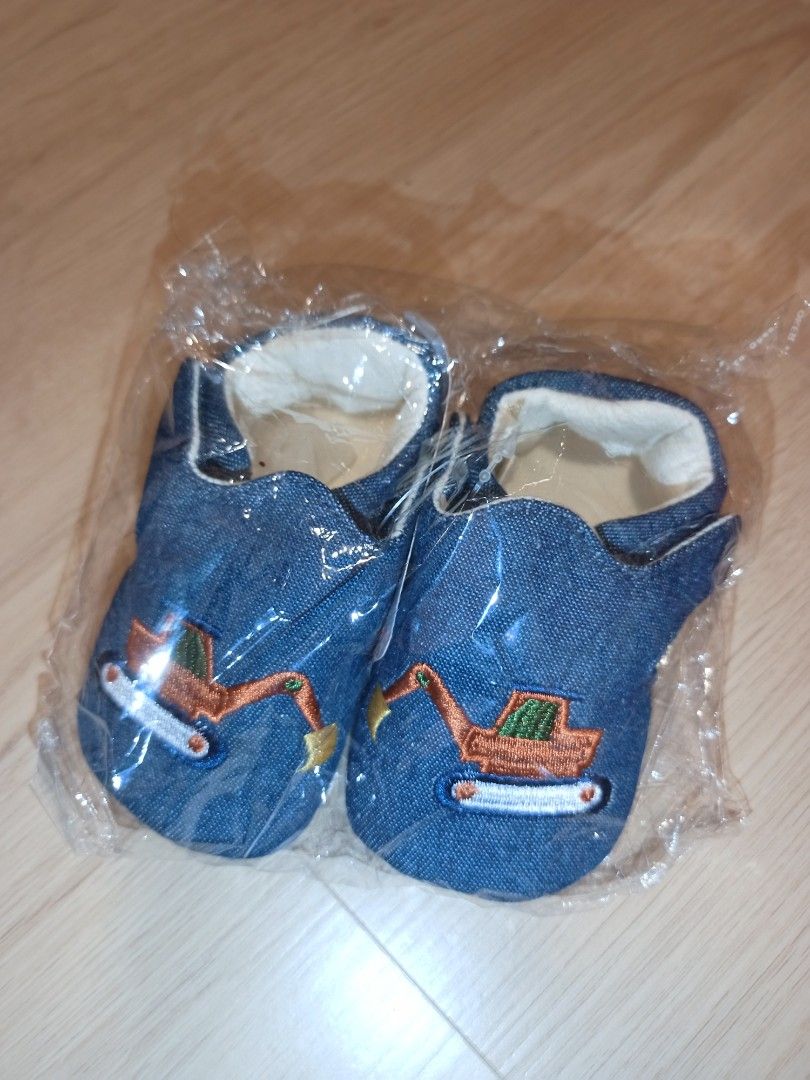 Baby shoes (Category: Babies & Kids Fashion) located in Bayan Lepas. Submitted by nimadetamade (Listing ID 1382126939, Image 1). Description: 6-12m.