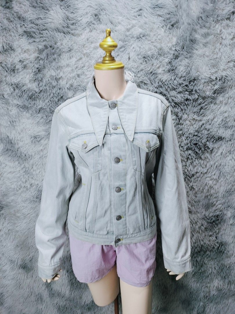 Balenciaga Light Wash Denim Jacket (Category: Luxury Apparel) located in Rosales. Submitted by simplebyx.ph (Listing ID 1382266837, Image 2). Description: Balenciaga Light Wash Denim Jacket featuring exaggerated collar with distressing, patch pockets at front, slit pockets at waist, button placket at front, contrast stitching throughout, chain detail at interior, and button closures at back hem. __________________ Size: 34 on tag perfect fit to M