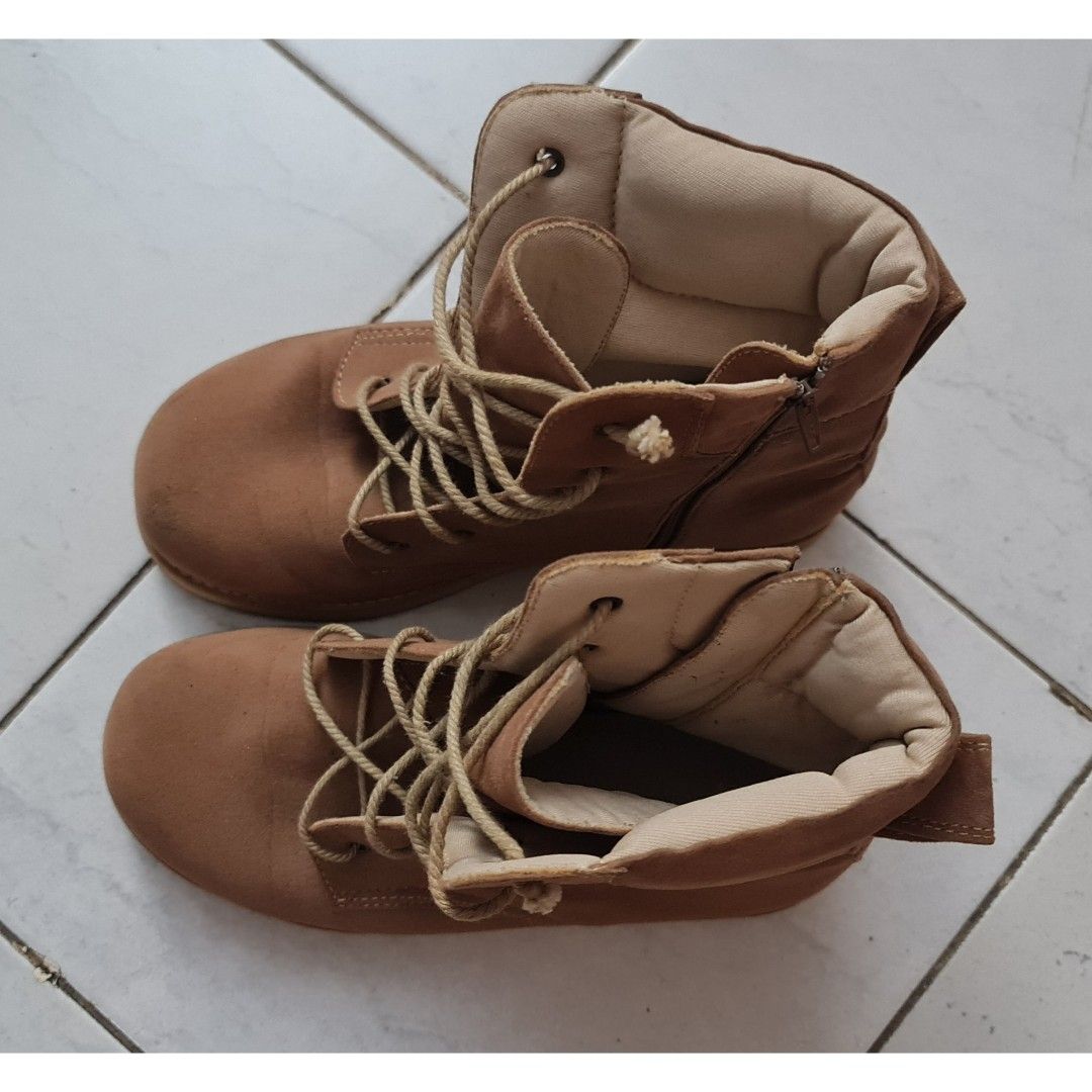 Turun harga! Brown Suede Boots Sepatu Boot coklat muda bahan