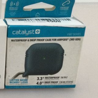 由 looneysale (刊登 ID 1382223227，圖片 1) 提交，位於 台中市 (Taichung) 的 Catalyst AirPods 第三代 防水保護殼｜IP67防塵防水｜軍規防摔｜附金屬登山扣｜海洋藍立體紋【全新】 (類別：手機套及手機殻)，說明：商品名稱：Catalyst AirPods 第三代 防水保護殼｜IP67防塵防水｜軍規防摔｜附金屬登山扣｜海洋藍立體紋 ⚡商品規格： ●顏色：海洋藍＋立體紋 ●相容機型：僅適用 AirPods 第三代（Gen 3） ●不相容以下機型： AirPods 第四代（Gen 4） AirPods 第四代（含主動降噪） AirPods 第1代與第2代 AirPods Pro 第1 / 第2代 🔥商品特色： 💦 IP67等級防水（1公尺）：具備充電孔防塵塞，有效防止灰塵、污垢與水分侵入，同時保留充電孔使用功能。 💥 軍規等級防摔保護（MIL-STD-810G）：耐摔高度達1.2公尺，厚實矽膠有效吸收衝擊，防止AirPods掉落時