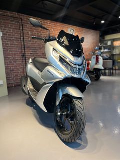 (Category: ) located in . Submitted by Premium.Moto (Listing ID 1382198784, Image 1). Description: .