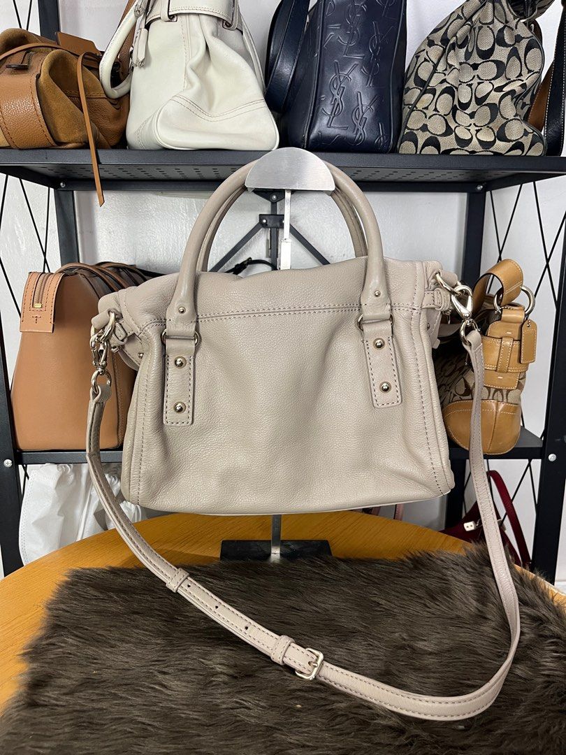 Coach Cobble Hill Leslie Handbag (Beige) (Category: Luxury Bags & Wallets) located in Quezon City. Submitted by eclipse.leandro (Listing ID 1382251228, Image 2). Description: Coach Cobble Hill Leslie Handbag (Beige) Condition: 8.5/10 29cm x 19cm 3,500 PHP All products are 100% Authentic bought from Japan. Disclaimer: We are not affiliated with the brands listed. #LuvLuxe #LuxuryJPNFinds.