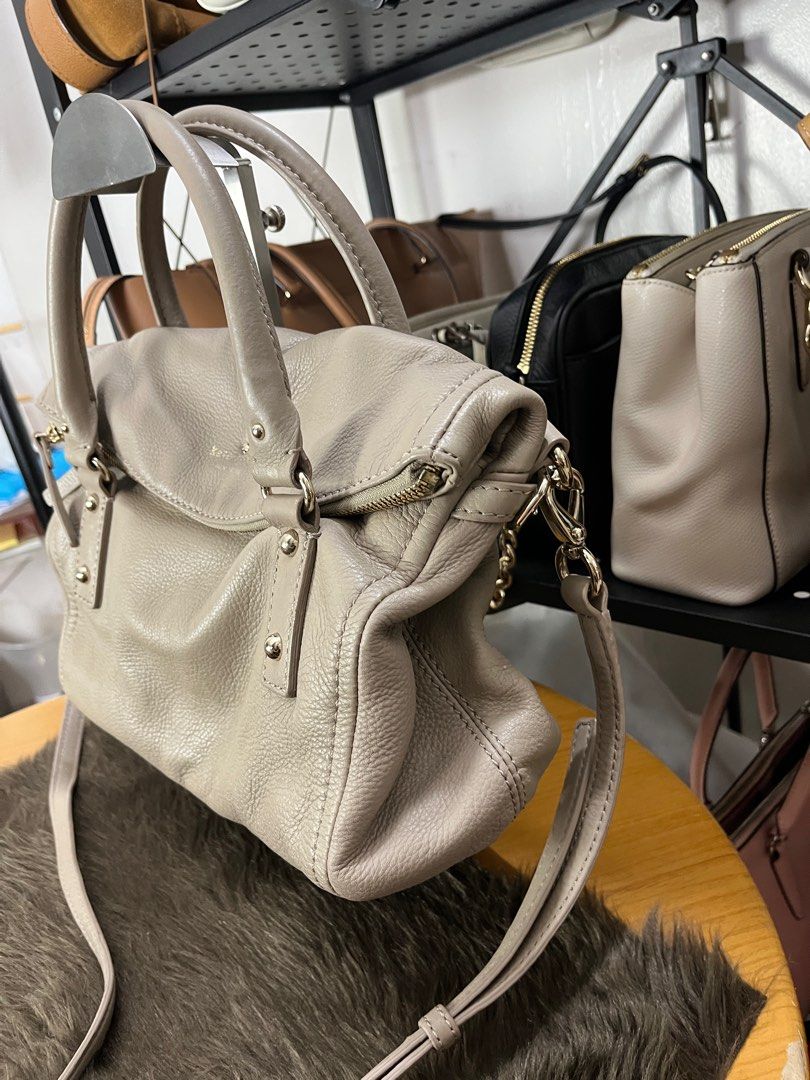 Coach Cobble Hill Leslie Handbag (Beige) (Category: Luxury Bags & Wallets) located in Quezon City. Submitted by eclipse.leandro (Listing ID 1382251228, Image 3). Description: Coach Cobble Hill Leslie Handbag (Beige) Condition: 8.5/10 29cm x 19cm 3,500 PHP All products are 100% Authentic bought from Japan. Disclaimer: We are not affiliated with the brands listed. #LuvLuxe #LuxuryJPNFinds.