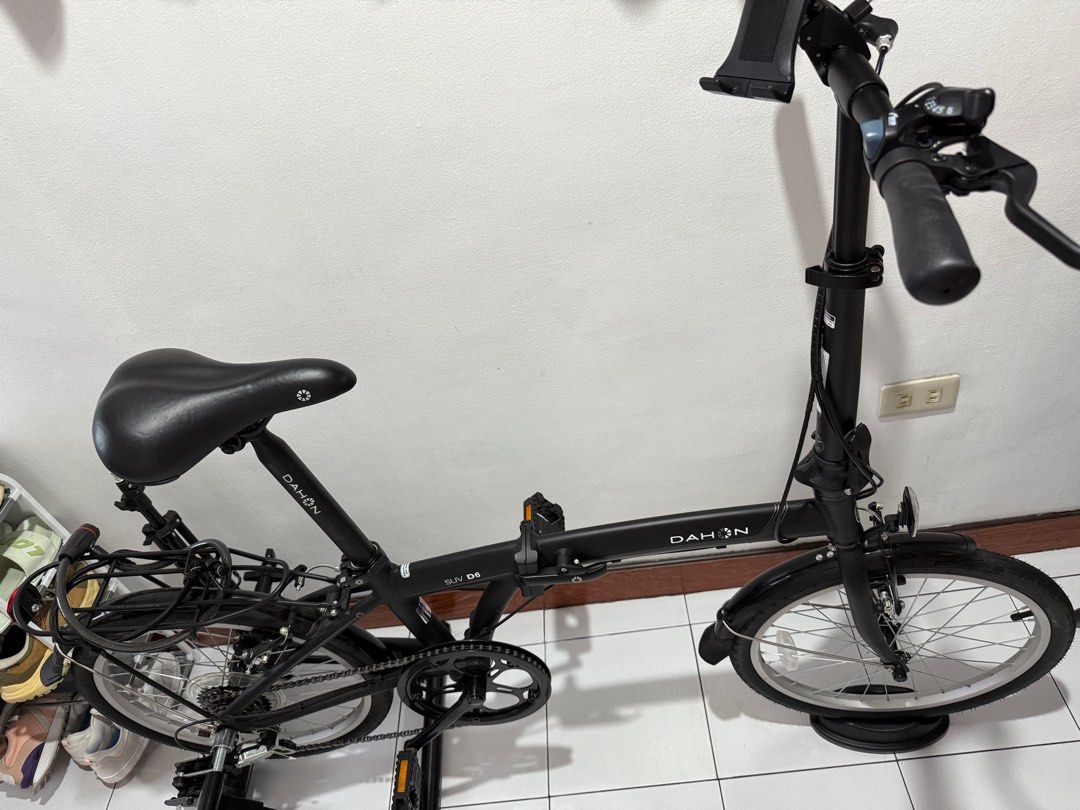 DAHON SUV D6 (Category: Bicycles) located in Manila. Submitted by yhasmin_ (Listing ID 1382130891, Image 2). Description: Dahon SUV D6 Bought it last month, hindi nagagamit. If included 'yung trainer stand add 1800. Brand new, kinabit lang sa bike. Slightly nego.