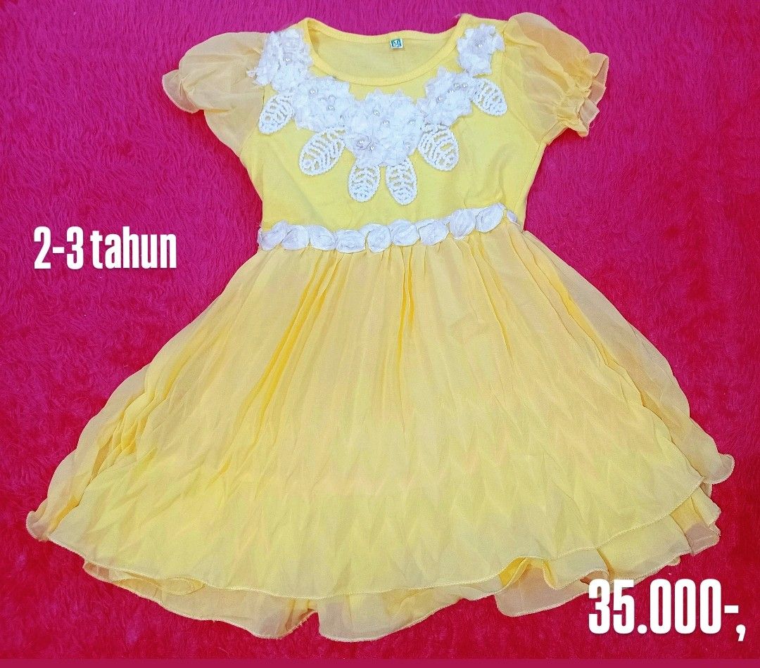 Dress sifon anak perempuan warna kuning (Kategori: 1 hingga 3 tahun) berada di Pematangsiantar. Dikirim oleh almanata_collection (ID iklan 1382238693, Gambar 1). Deskripsi: deskripsi sudah tertera pada gambar.