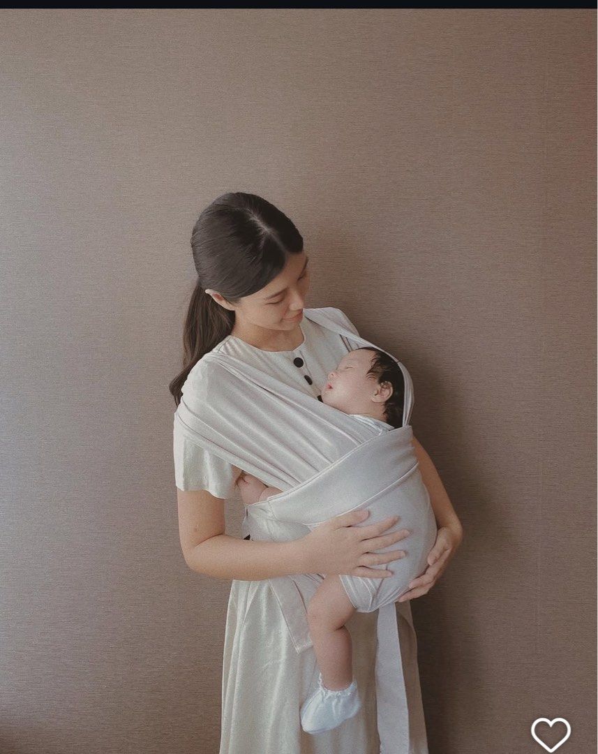 Ecleve soft wrap carrier (Category: Carriers & Slings) located in Quezon City. Submitted by tan__k (Listing ID 1382173771, Image 1). Description: used once only to try like new condition Best pricr already.
