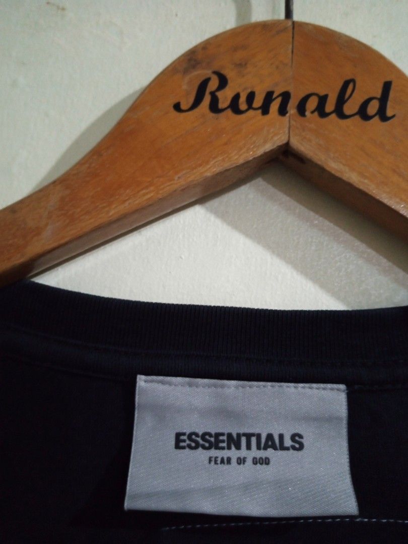 Essentials Fear of God Black tee, shirt , tshirt, tees , shirts , Branded shirt , Preloved tee , ukay tee , thrifted shirt (Category: Tshirts & Polo Shirts ) located in Navotas City. Submitted by ronaldesto77692 (Listing ID 1382158762, Image 3). Description: 📌Sale! Basahin po ng mabuti lahat!!!!! 👌☑️😑😤 ✴️ Essentials Fear of God Black (0ff/legit) 22.5x28 dimension Cut lamg ung wash tag & Need Wash only 9/10 Condition. 📌NOTE: Pls. Manage your 