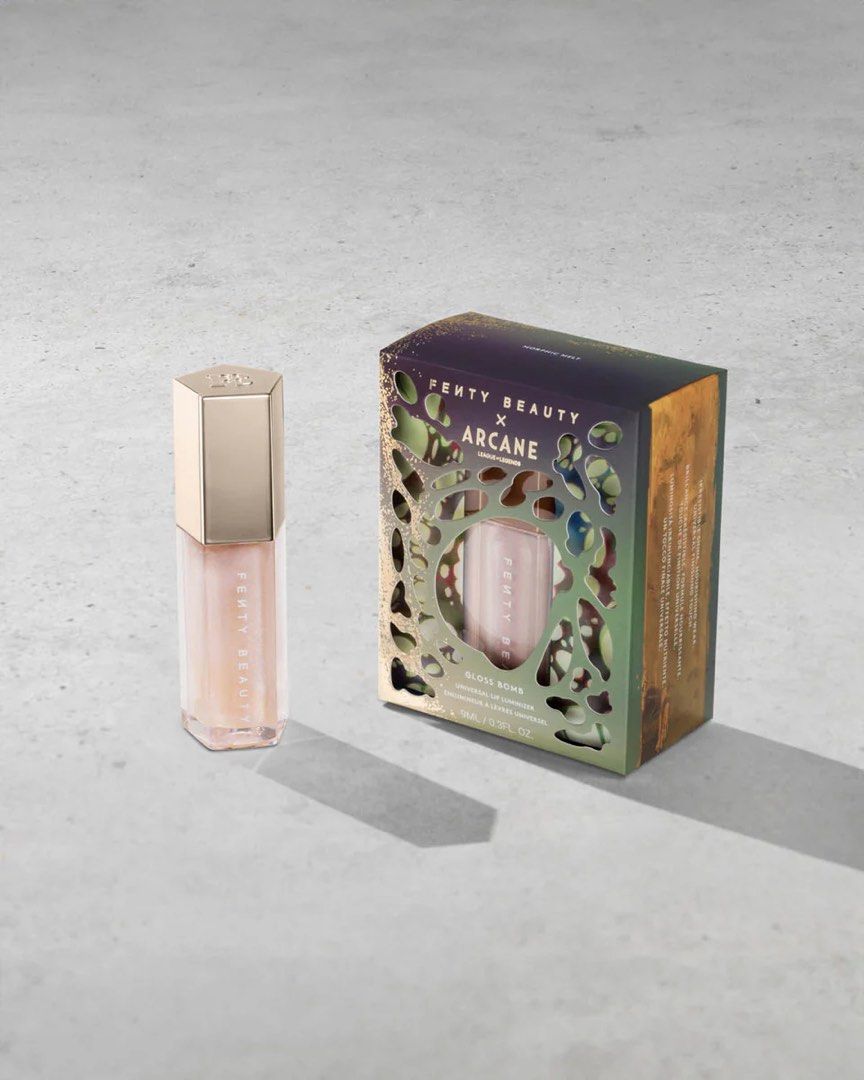 由 aurora3112 (刊登 ID 1382138418，圖片 2) 提交，位於 台北市 (Taipei) 的 Fenty Beauty x Arcane 聯名限定款【Gloss Bomb Universal Lip Lum 9ml (類別：唇部彩妝、保養)，說明：✨Fenty Beauty 聯手《英雄聯盟：奧術 Arcane》推出限量唇蜜！ 這款非角色包裝版以奧術魔法為靈感，展現絢麗閃耀的奇幻視覺。經典 Gloss Bomb 配方，潤澤保濕、閃耀不黏膩，是眾多唇彩控必收的夢幻逸品！ 💋容量：9ml 💄色澤：自然微珠光裸粉（適合各種膚色） 🎁狀態：全新未拆封，盒況良好 🔮聯名系列：Fenty Beauty x Arcane。