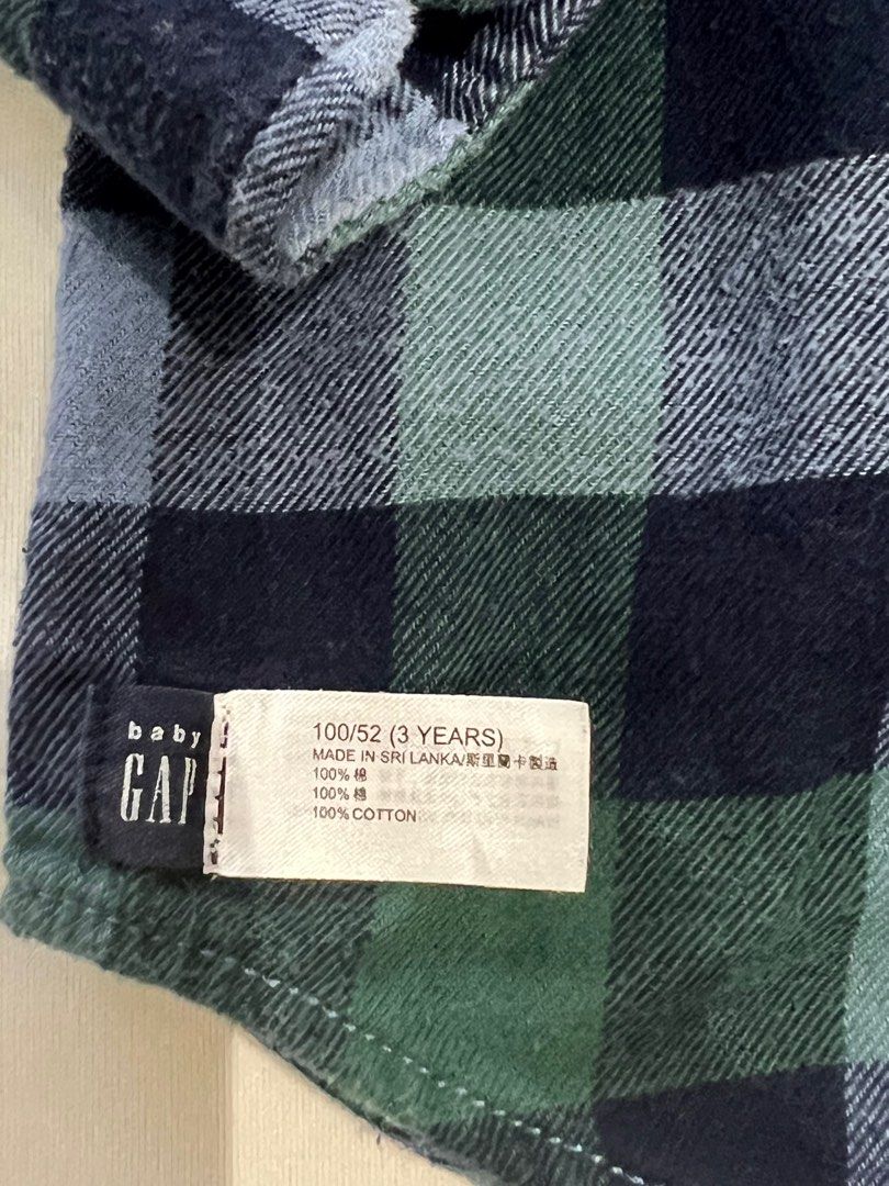 由 qaz1828 (刊登 ID 1382174439，圖片 2) 提交，位於 台北市 (Taipei) 的 【二手】GAP綠色格子襯衫 3歲/100公分 (類別：嬰兒及兒童流行時尚)，說明：8成新，無髒污 配牛仔褲或卡其褲就很有型。
