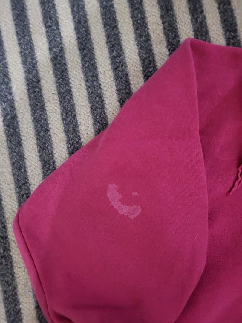Hnm sweater pink (deffect noda di tangan belakang) (Kategori: 4 hingga 7 tahun) berada di Bandung. Dikirim oleh niestorenie (ID iklan 1382153054, Gambar 3). Deskripsi: masih sangat bagus hanya ada noda slime sedikit di bagian belakang tangan ga keliatan kl dr depan.