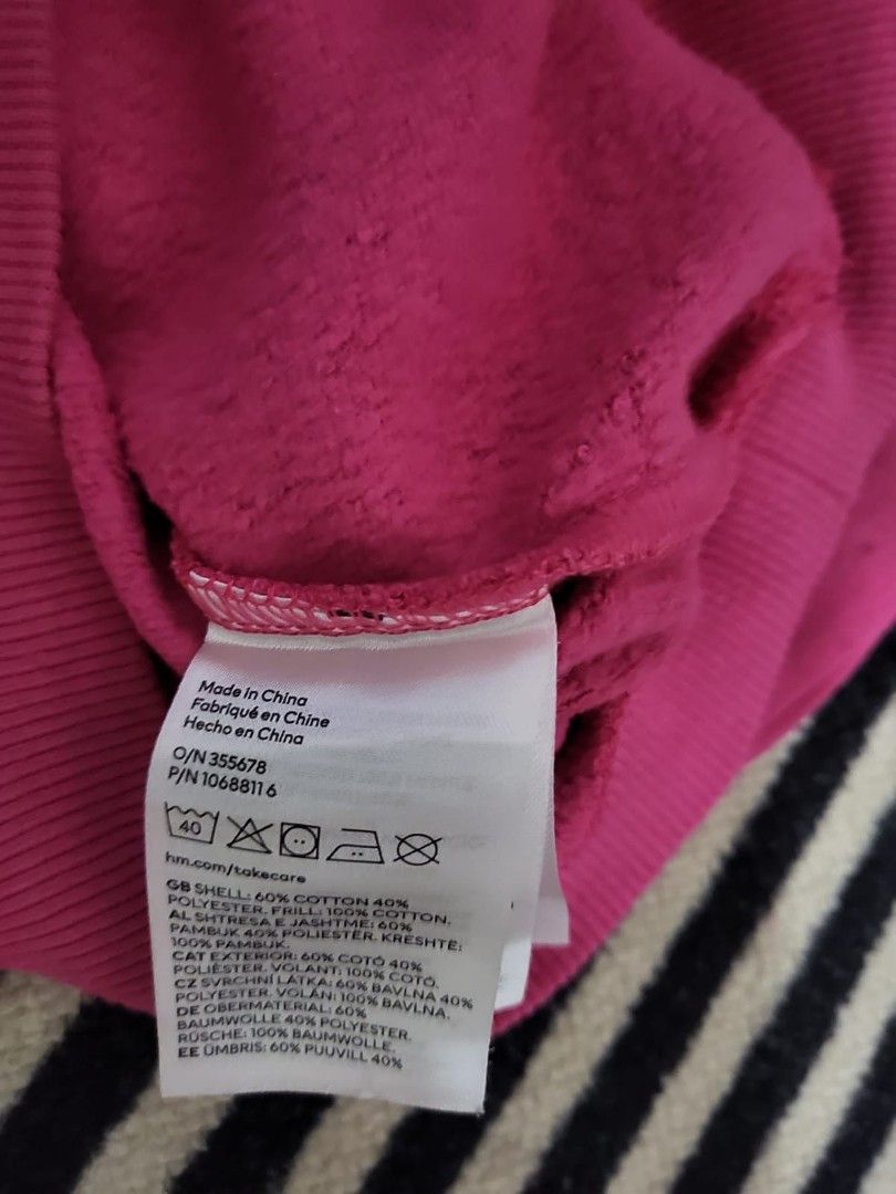 Hnm sweater pink (deffect noda di tangan belakang) (Kategori: 4 hingga 7 tahun) berada di Bandung. Dikirim oleh niestorenie (ID iklan 1382153054, Gambar 2). Deskripsi: masih sangat bagus hanya ada noda slime sedikit di bagian belakang tangan ga keliatan kl dr depan.
