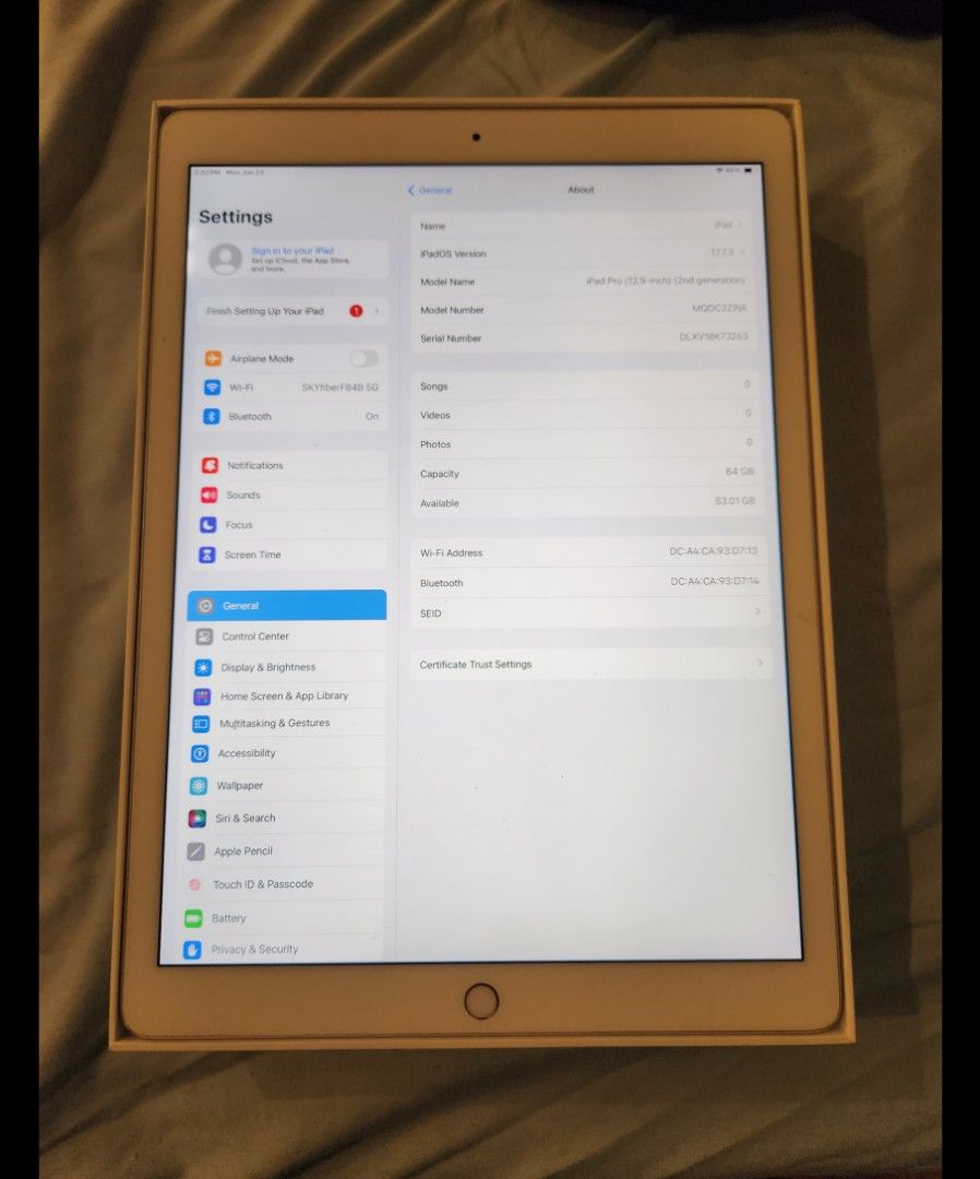 iPad Pro 12.9 2nd Gen Silver 64 GB Wifi Only (Category: iPad) located in Quezon City. Submitted by thehesitantonlineseller (Listing ID 1373406789, Image 3). Description: ITEM IS AVAILABLE UNLESS TAGGED AS SOLD. THANK YOU. Hi Everyone, I am selling an iPad Pro 2nd Gen unit (2017) at Php11,000 iPad Pro 2017 2nd Gen Php11,000 Silver 64 GB Has minimal scratches on the back includes Box and Papers. No other inclusions. Item is strictly for sale and is