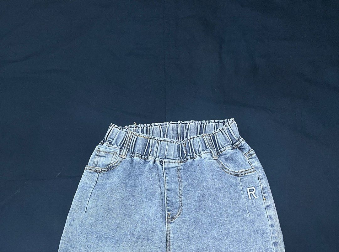 jeans (Category: Jeans & Leggings) located in Kota Kinabalu. Submitted by bylykkk (Listing ID 1382242545, Image 3). Description: 👗 Preloved jeans 🎨 Warna: denim biru muda 🪡 Material: denim lembut & ringan (getah penuh di pinggang) 🌿 Size: free size ✨ Condition: 9/10 .