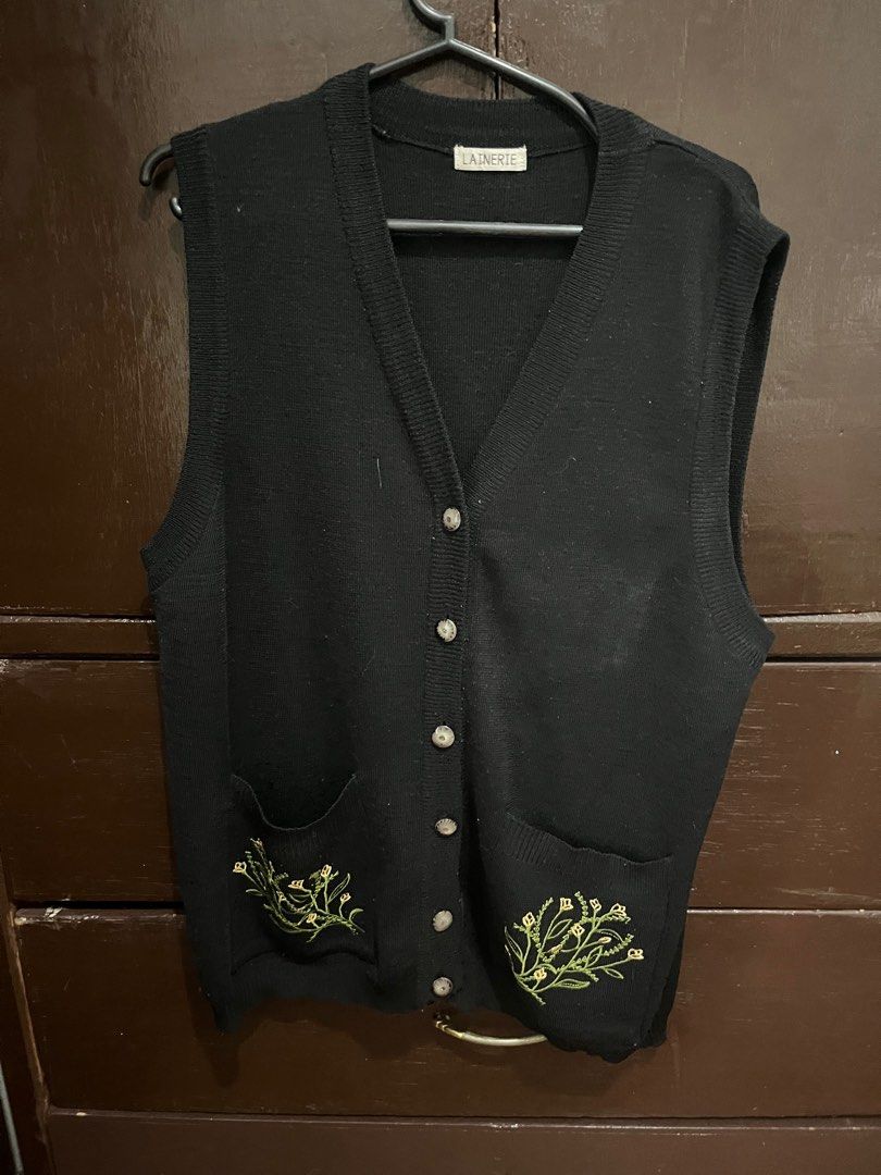 Knitted Sweater Vest (Category: Sleeveless) located in Las Pinas. Submitted by basicapparel_mnl (Listing ID 1382172314, Image 2). Description: no damages price still negotiable.