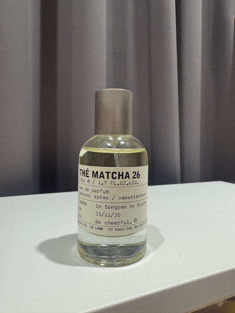 由 qoo._. (刊登 ID 1382228495，圖片 1) 提交，位於 新竹縣 (Hsinchu County) 的 Le labo 抹茶26 50ml (類別：香水、體香劑)，說明：🖤🖤🖤不換貨🖤🖤🖤 水位如圖 松菸購買 原價$7600 售$5000 抹茶香調注入滑膩的無花果氣息，以柔軟的香根草和富有質感的雪松木為基調，並以誘人的苦橙作提升。 天生內歛而深邃，末茶 26是一種貼近肌膚的香味，只有使用者與有幸與之親近的人才能享受它的香氣。 。