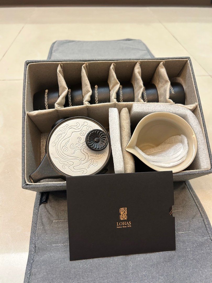 由 umi_dressing (刊登 ID 1382152654，圖片 1) 提交，位於 台北市 (Taipei) 的 LohasPottery 陸寶 定窯龍紋茶組 一壺一海六杯 便攜布包(帶著茶具旅行去) (類別：茶具配件)，說明：完全沒用過的茶具！原價$2378 ｜圖文詳情 * 螭紋矯健 宛如昂首跨步的行龍 * 菊瓣雕刻 中空設計 降低導熱 * 黑白雙色完美對比 永恆經典 賣場裡任選兩件 免運費！都可議價～ 。