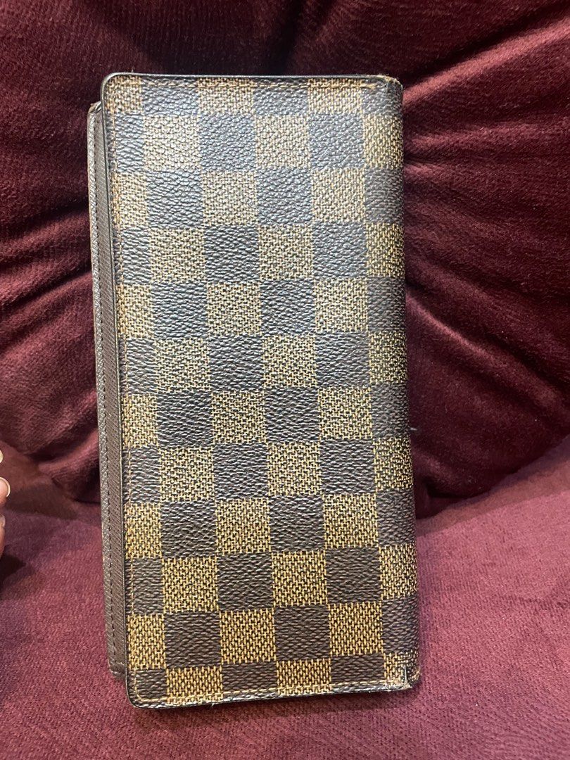 LV BIFOLD WALLET (Category: Luxury Bags & Wallets) located in Mandaluyong City. Submitted by thomyrinaprintingservice (Listing ID 1382221657, Image 2). Description: gum lining issue only.