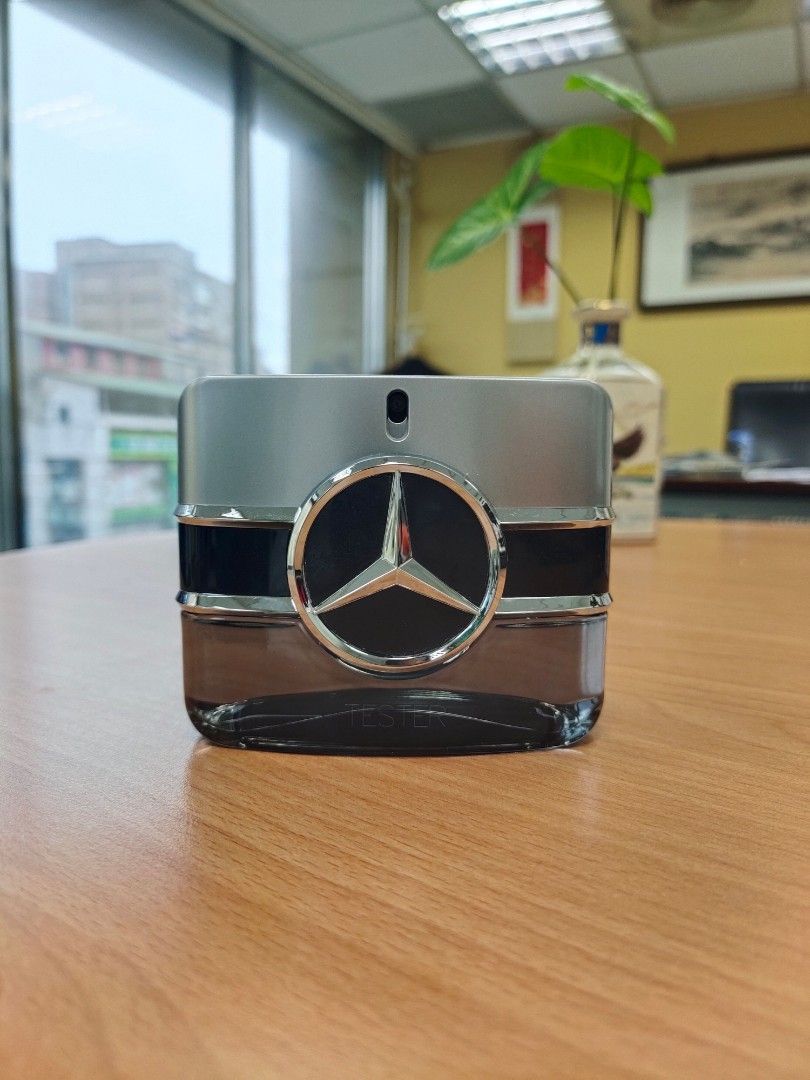 由 ubs6933 (刊登 ID 1382127697，圖片 1) 提交，位於 台北市 (Taipei) 的 <LV Imagination平替首選> Mercedes Benz SIGN Your Attitude 賓士星萃男香水 100ML (類別：香水、體香劑)，說明：Mercedes Benz Sign Your Attitude 賓士星萃以1/10 價格，解鎖 LV Imagination的清新奢華感！前調柑橘迸發活力，中調薰衣草與絲柏樹交織優雅，後調龍涎香與琥珀木勾勒沉穩層次，香氣結構媲美 LV Imagination的貴族氣息。瓶身稜角切割如賓士車標，金屬光澤詮釋低調奢華。商務、約會皆能展現不張揚的高級感，完美復刻頂級香氛體驗。賓士星萃重新定義性價比，聰明男士的品味之選！ 香 調： 木質清新調 、 柑橘調 前 味： 佛手柑、柑橘、生薑 中 味： 絲柏樹、薰衣草、肉豆蔻、肉桂 後 味： 龍涎香、琥珀木 **原裝100ML，進口商公司貨，僅試噴...。