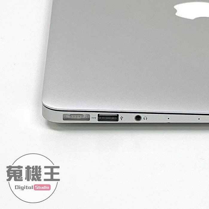 由 winson999888 (刊登 ID 1382203971，圖片 3) 提交，位於 台北市 (Taipei) 的 【蒐機王】Macbook Air i5 1.6Ghz 4G / 128G 2015年【13吋】D4688-3 (類別：桌上電腦或筆記型電腦)，說明：【商品貨號】D4688 【名稱】Macbook Air i5 1.6Ghz 4G / 128G 2015年 13吋 【顏色】銀色 【品相描述】正常使用痕跡 【新舊程度】中古品 / 85%新 【保固狀態】店家責任保固七天 【配件說明】充電器、無盒裝 【NCC認證碼】CCAB13LP1400T9 【BSMI商檢字號】R33057 【賣場管理代碼】03，SA3 -------------------------------------- 【商品狀態分級說明】 ● 100%新 = 全新未拆封新品 ● 95%新 = 機況如新品一般 ● 90%新 = 僅些許使用小痕跡 ● 85%新 = 外觀有較明顯痕跡 ● 80%新 = 外觀較重的使用