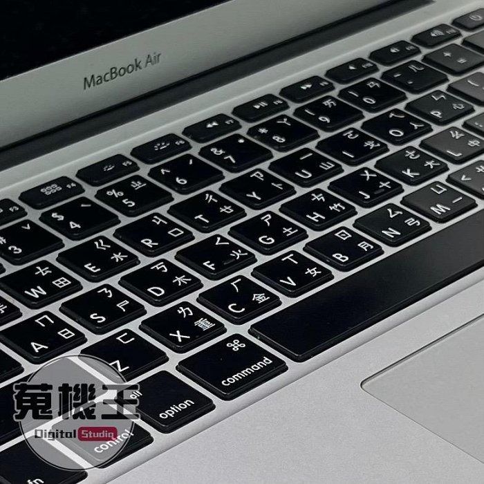 由 winson999888 (刊登 ID 1382203971，圖片 2) 提交，位於 台北市 (Taipei) 的 【蒐機王】Macbook Air i5 1.6Ghz 4G / 128G 2015年【13吋】D4688-3 (類別：桌上電腦或筆記型電腦)，說明：【商品貨號】D4688 【名稱】Macbook Air i5 1.6Ghz 4G / 128G 2015年 13吋 【顏色】銀色 【品相描述】正常使用痕跡 【新舊程度】中古品 / 85%新 【保固狀態】店家責任保固七天 【配件說明】充電器、無盒裝 【NCC認證碼】CCAB13LP1400T9 【BSMI商檢字號】R33057 【賣場管理代碼】03，SA3 -------------------------------------- 【商品狀態分級說明】 ● 100%新 = 全新未拆封新品 ● 95%新 = 機況如新品一般 ● 90%新 = 僅些許使用小痕跡 ● 85%新 = 外觀有較明顯痕跡 ● 80%新 = 外觀較重的使用