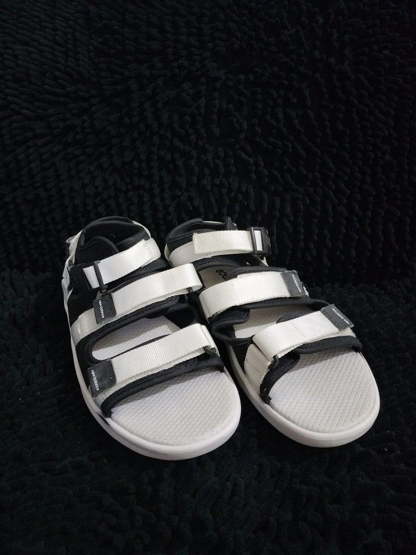 NEW BALANCE 750 SLIDES (Category: Slippers & Slides) located in Mandaluyong City. Submitted by letgoph (Listing ID 1382147386, Image 2). Description: PLEASE READ WITH UNDERSTANDING. BRAND: NEW BALANCE Style: 750 Sandals DEETS: For Men Size: US 10 EU 44 on tag Color: Black with white details. Never used. Was just stocked. FLAW/S: Minimal dust and dirt and some yellow stains due to storage. INCLUSION: Sandals only. REASON FOR LETTING IT GO: Declutt