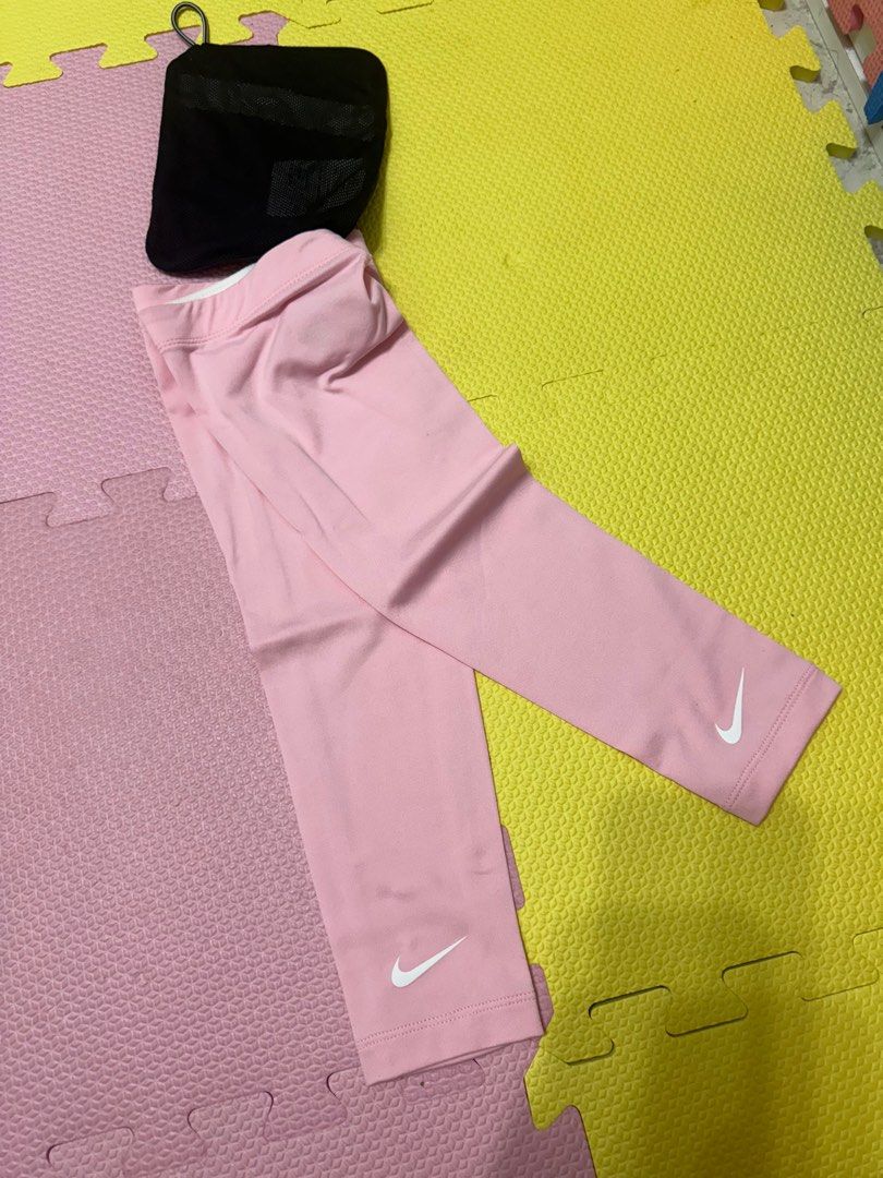 由 up7644 (刊登 ID 1382233992，圖片 1) 提交，位於 台北市 (Taipei) 的 全新 未使用 Nike 袖套 快速排汗抗UV袖套 粉 (類別：其他運動配件)，說明：全新 未使用 Nike 袖套 快速排汗抗UV袖套 尺吋 ： （S/M ）粉 一組兩隻 ，附小袋子 庫存品出清！ 還有白色，黑色 。
