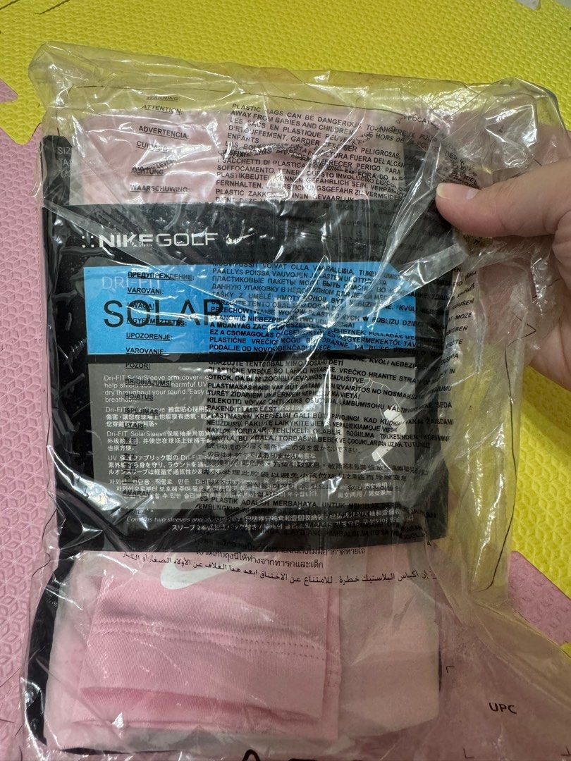 由 up7644 (刊登 ID 1382233992，圖片 3) 提交，位於 台北市 (Taipei) 的 全新 未使用 Nike 袖套 快速排汗抗UV袖套 粉 (類別：其他運動配件)，說明：全新 未使用 Nike 袖套 快速排汗抗UV袖套 尺吋 ： （S/M ）粉 一組兩隻 ，附小袋子 庫存品出清！ 還有白色，黑色 。