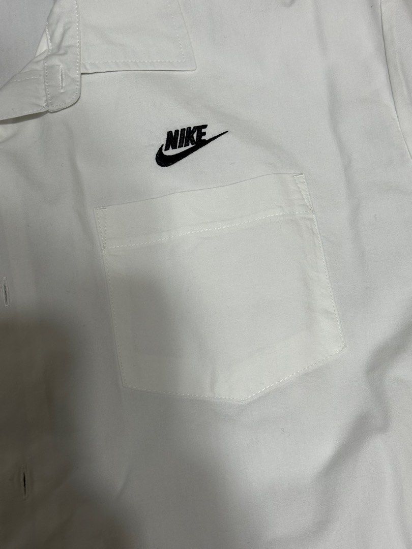 由 year1007 (刊登 ID 1382245718，圖片 3) 提交，位於 台北市 (Taipei) 的 Nike綁帶抽繩口袋襯衫白色XL號 (類別：襯衫)，說明：在Nike專賣店購入 原價2000多 只穿一次 送洗完就沒使用過 洗衣店也燙過 完全沒有污漬 幾乎是跟新的一樣 質料算硬挺版的 肩寬約53cm 胸寬約63cm 長度約73cm 後面有實穿照 。