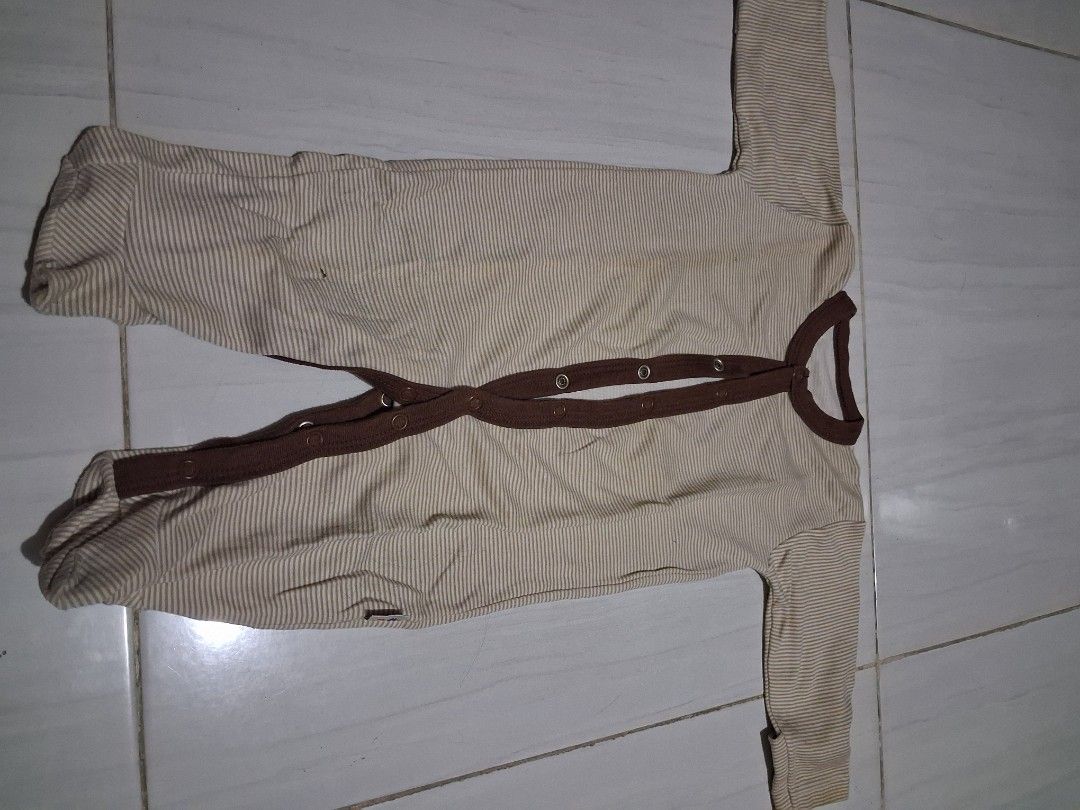 Sleepsuit (Kategori: Baju Bayi) berada di Jakarta Pusat. Dikirim oleh fadhillahn27430 (ID iklan 1382115768, Gambar 1). Deskripsi: sleepsuit 3-6bulan.